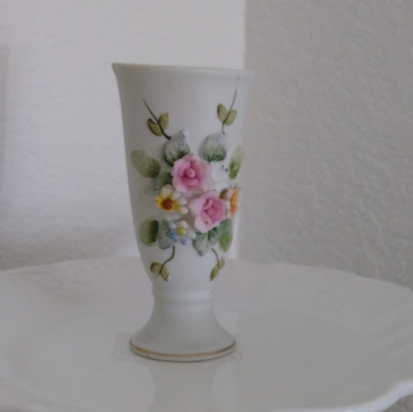 Lefton 3 D flower vase. Numbered. - Picture 1 of 1